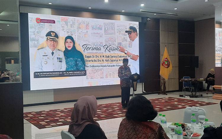 Sekda Kobar Rodi Iskandar saat memberikan sambutan pada acara pelepasan Pj Bupati Kobar Budi Santosa, Sabtu malam, 15 Februari 2025. (Foto : DANANG)