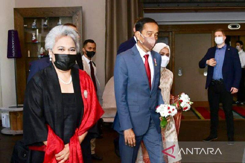 Arsip - Presiden Joko Widodo (tengah) dan Ibu Negara Iriana Joko Widodo (kanan) tiba di Rzeszow, Polandia, pada Selasa (28/6/2022) siang disambut Duta Besar RI untuk Polandia Anita Luhulima (kiri) sebelum bersiap melanjutkan perjalanan ke Kiev, Ukraina, lewat jalur darat. ANTARA/HO-Biro Pers Setpres/am.