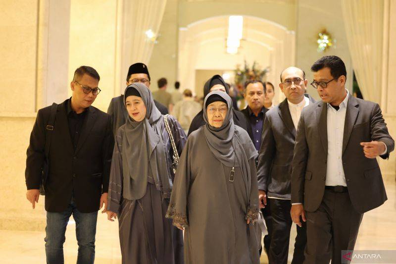 Presiden Kelima RI Megawati Soekarnoputri tiba di bandara Al Bateen Executive Airport, Abu Dhabi, UEA, Jumat (14/2/2025). (ANTARA/HO-PDIP)