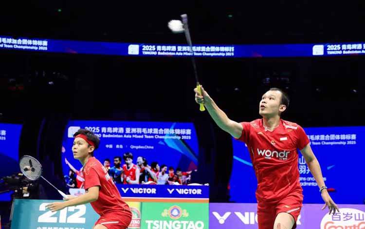 Rinov Rivaldy/Siti Fadia Silva Ramadhanti tampil meyakinkan dengan mengalahkan pasangan China Gao Jia Xuan/Wu Meng Ying dua gim langsung 21-11, 21-13 di Conson Gymnasium, Qingdao, China, Minggu (16/2/2025). (ANTARA/HO-PBSI)