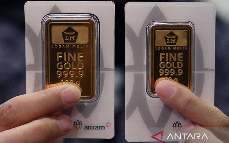 Arsip foto - Pekerja menunjukkan emas yang dijual di Butik Emas Logam Mulia PT. Aneka Tambang (ANTAM). ANTARA FOTO/Muhammad Iqbal/Spt/pri.