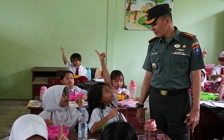 Dandim 1016 Plk saat meninjau pelaksanaan program gratis di salah satu sekolah di Palangka Raya (Foto : Pendim 1016 PLK)