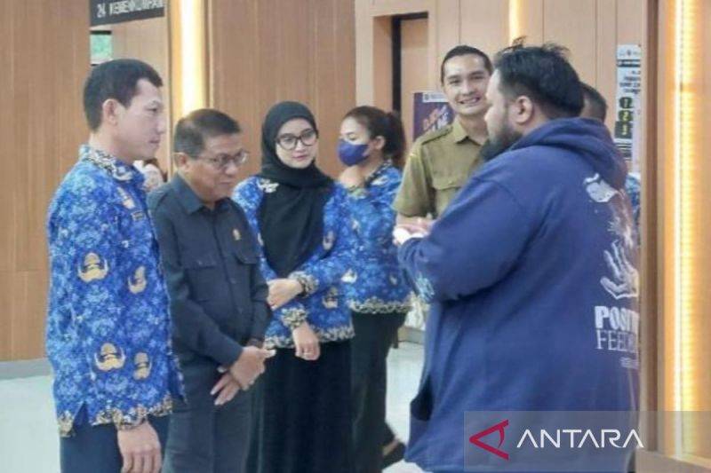 Ketua DPRD Kota Palangka Raya, Subandi, bersama Kepala Dinas DPMPTSP, Vallery Budianto, pada saat berdialog bersama warga, di MPP Huma Betang, Senin, (17/2/2025). ANTARA/Rajib Rizali.