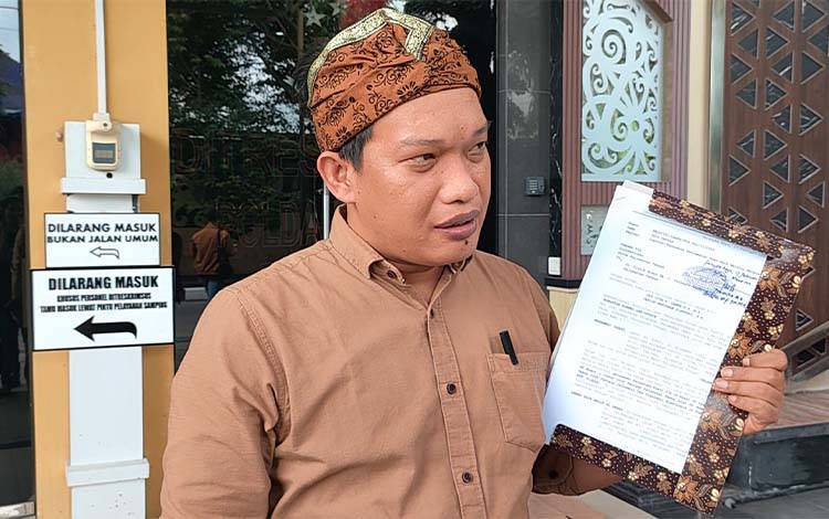 Penasihat Hukum Muhammad Asary Jeflin Sianturi saat menunjukkan berkas laporannya (Foto : PATHUR)