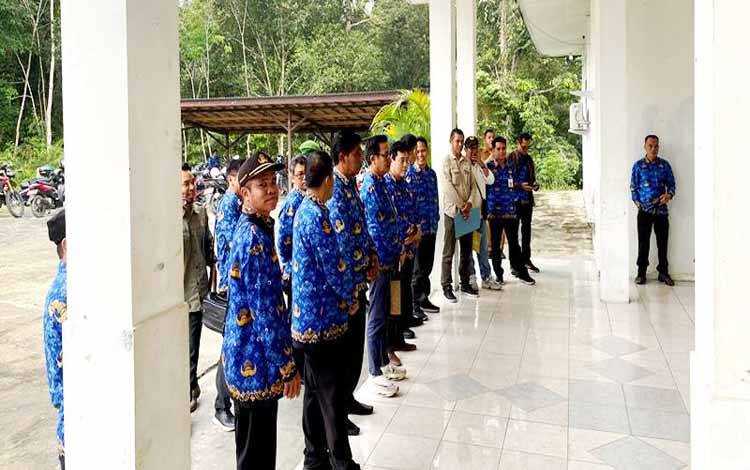 Asisten Sekda Bidang Pemerintahan, Eveready Noor bersama Wakil Ketua II DPRD Barito Utara Hj Henny Rosgiaty Rusli foto bersama dengan kepala perangkat daerah usai membuka Musrenbang Kecamatan Lahei Barat, di aula Kecamatan, Senin 17 Februari 2025.(foto: Dhani)
