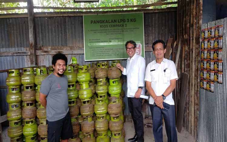 Kepala Bidang Perdagangan, Muhamad Suhendra saat mengecek HET dan ketersediaan Gas LPG 3 Kg di salah satu Pangkalan