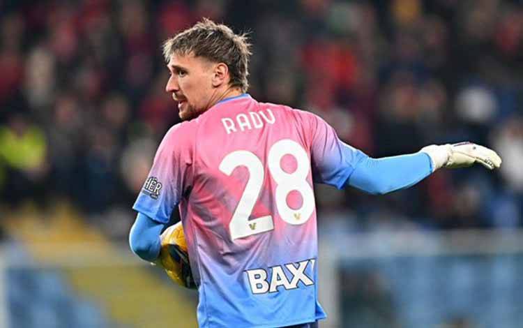 Penjaga gawang Venezia Ionut Radu melakukan penyelamatan gawangnya saat pertandingan lanjutan pekan ke-25 Serie A kontra Genoa di Stadion Luigi Ferraris, Selasa (18/2/2025). Genoa menang 2-0 atas Venezia. ANTARA/X/@SerieA_EN