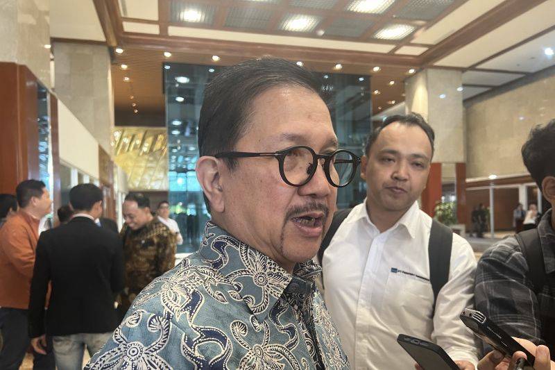 Presiden Direktur PT Freeport Indonesia (PTFI) Tony Wenas memberi keterangan ketika ditemui setelah rapat dengar pendapat (RDP) dengan Komisi XII DPR di Jakarta, Rabu (19/2/2025). (ANTARA/Putu Indah Savitri)
