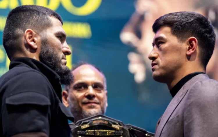ARSIP: Laga tinju kelas berat ringan yang mempetemukan kembali Artur Beterbiev (kiri) melawan Dmitry Bivol 2 (kanan) bakal dilengkapi dengan enam laga pendukung dalam kartu pertandingan berlangsung di Riyadh, Arab Saudi, pada 22 Februari 2025. (Laman MMA Fighting/Ben Whitley/PA Images via Getty Images)