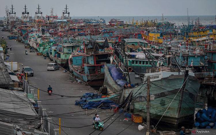 Arsip foto - Sejumlah pengendara motor melintas di depan kapal yang bersandar di Pelabuhan Nizam Zachman, Muara Baru, Jakarta, Kamis (10/10/2024). ANTARA FOTO/Fauzan/YU