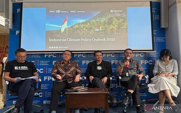 Wamen LH Diaz Hendropriyono (kedua kiri) dan Sekjen ESDM Dadan Kusdiana (kedua kanan) dalam acara Indonesia Climate Policy Outlook 2025 yang diadakan FPCI di Jakarta, Kamis sore (20/2/2025). ANTARA/Prisca Triferna