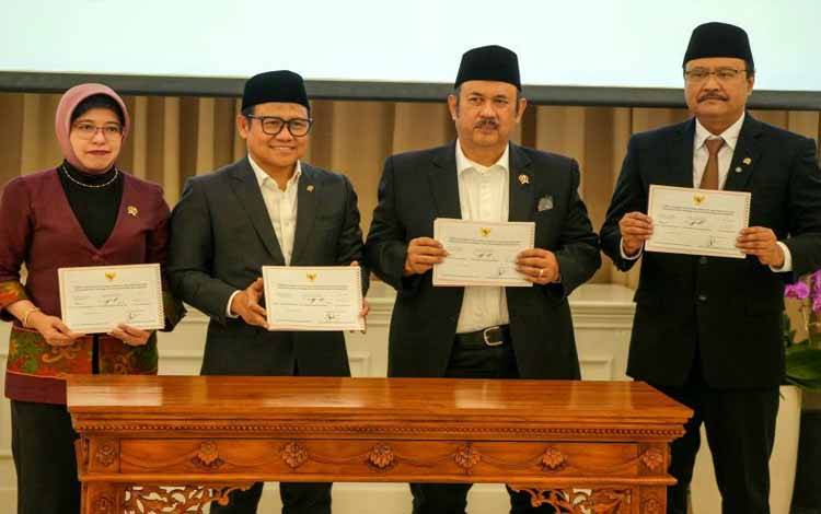 (Dari kiri ke kanan) Kepala Badan Pusat Statistik (BPS) Amalia Adininggar Widyasanti, Menteri Koordinator Pemberdayaan Masyarakat Abdul Muhaimin Iskandar, Menteri Perencanaan Pembangunan Nasional (PPN) atau Badan Perencanaan Pembangunan Nasional (Bappenas) Rachmat Pambudy, dan Menteri Sosial (Mensos) Saifullah Yusuf menandatangani laporan final DTSEN di Kantor Bappenas, Jakarta pada Kamis (20/2/2025). (ANTARA/HO-Biro Humas Kemensos)