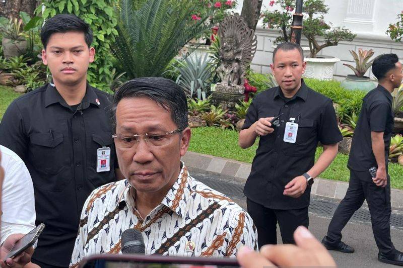 Menteri Hukum Supratman Andi Agtas saat menyampaikan keterangan usai menghadiri pertemuan Presiden dengan para hakim di kompleks Istana Kepresidenan, Jakarta, Kamis (20/2/2025). ANTARA/Fathur Rochman