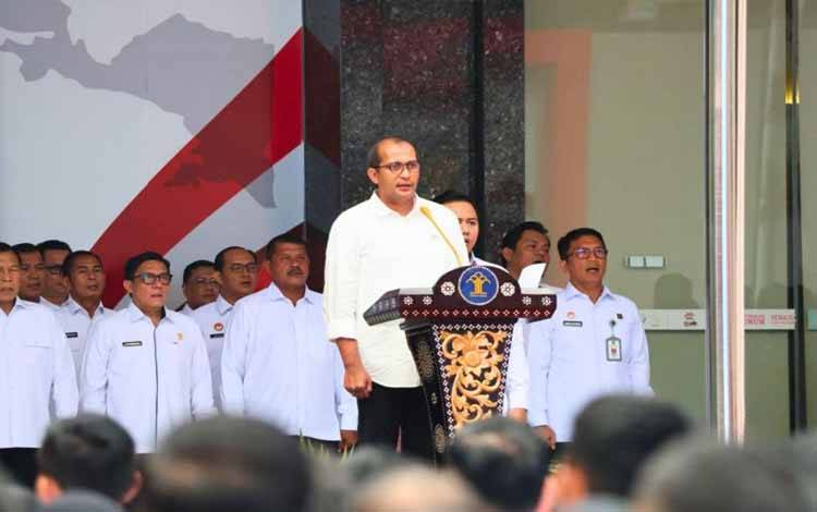 Arsip foto - Wakil Menteri Hukum (Wamenkum) Edward Hiariej saat memberikan arahan dalam apel pagi bersama kementerian di bidang hukum, HAM, imigrasi, dan pemasyarakatan di Jakarta, Senin (3/1/2025). (ANTARA/HO-Kementerian Hukum RI)