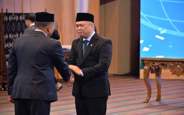 Menteri Perhubungan Dudy Purwagandhi (kanan) memmberi ucapan selamat kepada Marsekal Madya TNI Mohammad Syafii usai dilantik sebagai Kepala Badan Nasional Pencarian dan Pertolongan (Basarnas) yang baru di Jakarta, Jumat (21/2/2025). ANTARA/HO-Humas Kemenhub