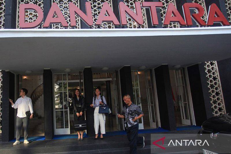 Sejumlah karyawan keluar dari Gedung Badan Pengelola Investasi Daya Anagata Nusantara (BPI Danantara) di Jakarta, Jumat (7/2/2025). ANTARA FOTO/Reno Esnir/app/YU/am.