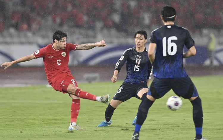 Foto arsip - Pesepak bola Timnas Indonesia Kevin Diks (kiri) menendang bola dengan dihadang pesepak bola Jepang Daichi Kamada (kedua kanan) saat bertanding dalam laga Grup C Babak Ketiga Kualifikasi Piala Dunia 2026 di Stadion Utama Gelora Bung Karno (SUGBK), Senayan, Jakarta, Jumat (15/11/2024). ANTARA FOTO/Dhemas Reviyanto/mrh/foc