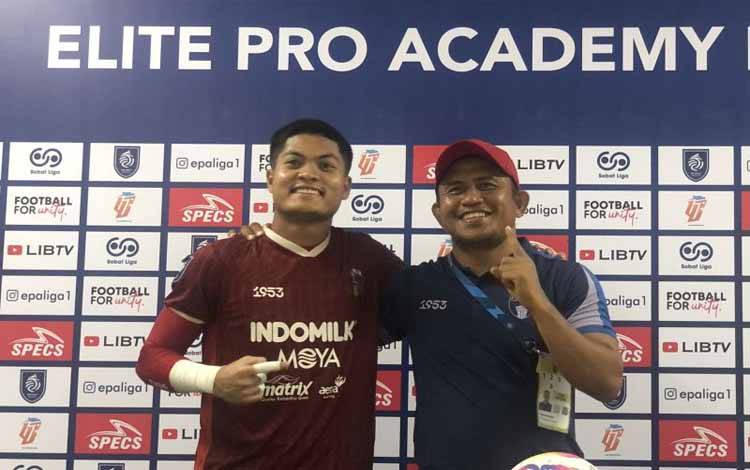 Kiper Persita Tangerang U-20 Rafi Pamungkas (kiri) dan pelatih Persita Tangerang U-20 Ilham Jaya Kesuma (kanan) berpose pada jumpa pers pasca pertandingan final Elite Pro Academy (EPA) U-20 melawan Dewa United U-20 di Stadion Patriot Candrabhaga, Bekasi, Sabtu (22/2/2025). Final ini dimenangkan oleh Persita melalui adu penalti dengan skor 4-3. (ANTARA/Zaro Ezza Syachniar)