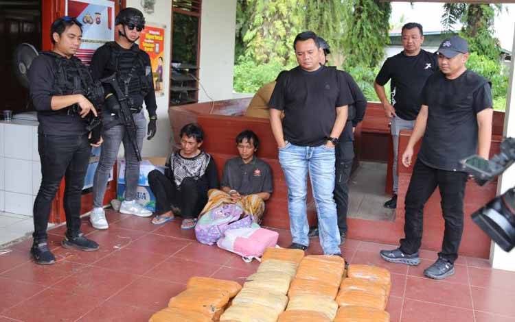 Satgas Narcotic Investigation Center (NIC) Dittipidnarkoba Bareskrim Polri membekuk dua tersangka penyelundupan 74 kilogram ganja oleh jaringan antarprovinsi, Kabupaten Mandailing Natal-Jakarta di Kabupaten Pasaman Barat, Sumatera Barat, Minggu (16/2/2025). ANTARA/HO-Dittipid Narkoba Bareskrim Polri