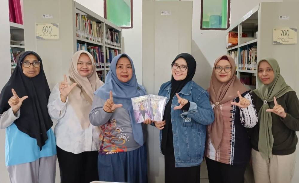 Eka Yulia saat berkunjung ke Perpustakaan Daerah Seruyan dan memperkenalkan novel terbarunya yang berjudul?Watashi Wa Anata Mitsukemashita?serta menghibahkan novelnya di Perpustakaan. (Foto : Ist)