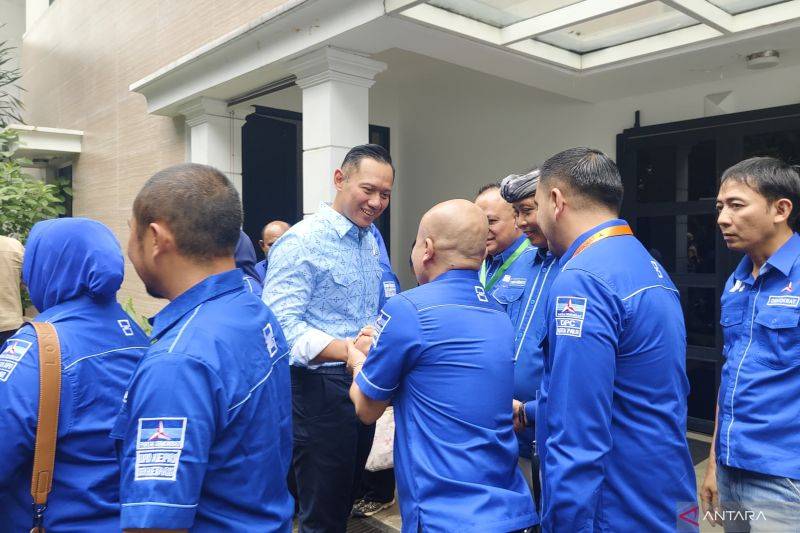 Ketua Umum Partai Demokrat Agus Harimurti Yudhoyono (AHY) menyalami salah satu Ketua DPD Partai Demokrat usai silaturahmi di kediamannya di kawasan Kebayoran Baru, Jakarta Selatan, Minggu (23/2/2025). ANTARA/Nadia Putri Rahmani.