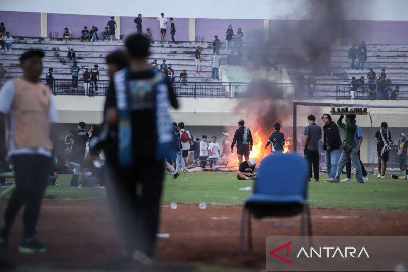 Suporter Persela Lamongan memasuki lapangan saat pertandingan Liga 2 antara Persela Lamongan melawan Persijap Jepara di Stadion Tuban Sport Center, Tuban, Jawa Timur, Selasa (18/2/2024). Pertandingan tersebut dihentikan di menit ke-79 dikarenakan suporter Persela memasuki lapangan dan merusak sejumlah fasilitas stadion. ANTARA FOTO/Rizal Hanafi/tom.