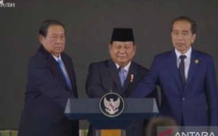 Presiden RI Prabowo Subianto bersama Presiden Ke-7 RI Joko Widodo (kanan) dan Presiden Ke-6 RI Susilo Bambang Yudhoyono (kiri) menekan tombol bersama seraya meluncurkan secara resmi Badan Pengelolaan Investasi Daya Anagata Nusantara (BPI Danantara) di Istana Kepresidenan Jakarta, Senin (24/2/2025). (ANTARA/Mentari Dwi Gayati)