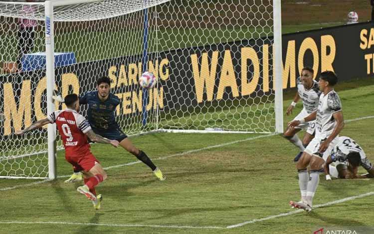 Pemain PS Barito Putera Jose Moreno (kiri) menjebol gawang Bali United pada laga pekan ke-24 Liga 1 Indonesia di Stadion Demang Lehman Martapura, Kabupaten Banjar, Kalimantan Selatan, Senin (24/2/2025) malam. (ANTARA/Tumpal Andani Aritonang)