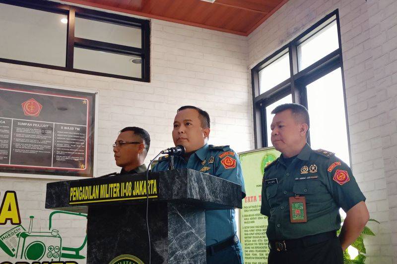 Juru Bicara Pengadilan Militer II-08 Jakarta Mayor Laut Hukum Arin Fauzam (tengah) usai sidang ketiga dengan agenda pemeriksaan saksi kasus penembakan bos rental mobil di Pengadilan Militer II-08 Jakarta, Cakung, Jakarta Timur, Senin (24/2/2025). ANTARA/Siti Nurhaliza