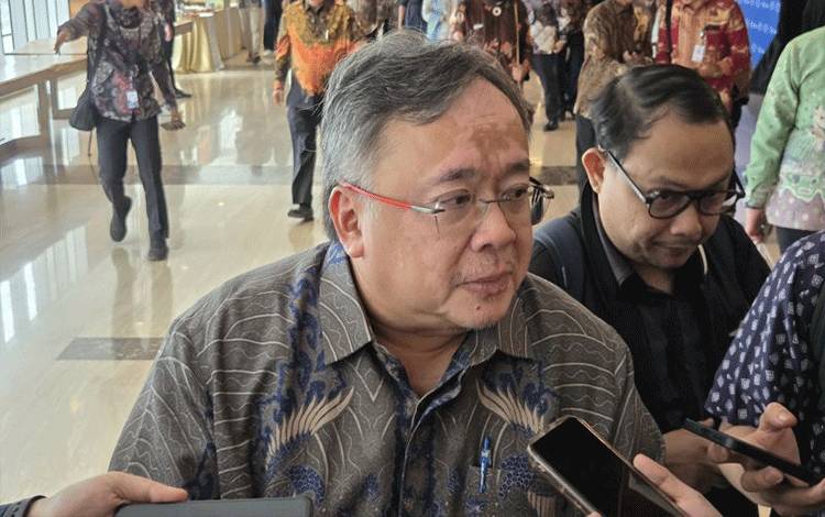 Penasihat Khusus Presiden Bidang Ekonomi dan Pembangunan Nasional Bambang Brodjonegoro saat ditemui awak media dalam acara Digital Economic Forum di Jakarta, Selasa (25/2/2025) (ANTARA/Bayu Saputra)