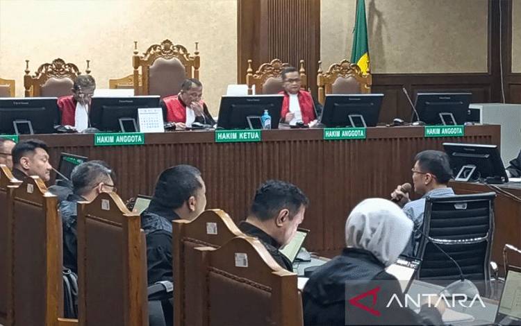 Terpidana Gregorius Ronald Tannur saat menjadi saksi pada persidangan kasus dugaan suap dan gratifikasi yang menjerat tiga hakim Pengadilan Negeri (PN) Surabaya di Pengadilan Tindak Pidana Korupsi (Tipikor) Jakarta, Selasa (25/2/2025). (ANTARA/Agatha Olivia Victoria)