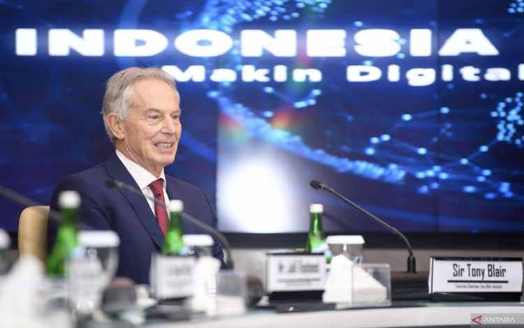 Pendiri dari Organisasi Nirlaba Tony Blair Insitute Tony Blair tiba saat berkunjung di Kantor Kementerian Kominfo, Jakarta, Jumat (19/4/2024). ANTARA FOTO/M Risyal Hidayat/aww