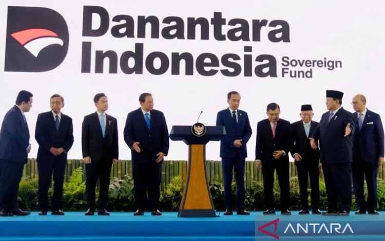 Presiden Prabowo Subianto (kedua kanan) bersama Wapres Gibran Rakabuming Raka (tiga kiri), Presiden ketujuh Joko Widodo (lima kanan), Presiden keenam Susilo Bambang Yudhoyono (rmpat kiri), Wapres ke-13 Ma'ruf Amin (tiga kanan), Wapres ke-12 Jusuf Kalla (empat kanan), Wapres ke-11 Boediono (dua kiri), Menteri BUMN Erick Thohir (kiri), serta Menteri Investasi dan Hilirisasi/Kepala Badan Koordinasi Penanaman Modal Rosan Roeslani (kanan) secara simbolis meluncurkan badan pengelola investasi Daya Ana