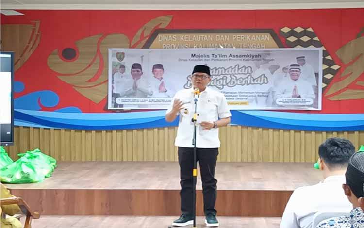 Kepala Dislutkan Provinsi Kalteng Darliansjah saat menyampaikan sambutan kegiatan Ramadan Berbagi Berkah. (FOTO:DISLUTKAN KALTENG)
