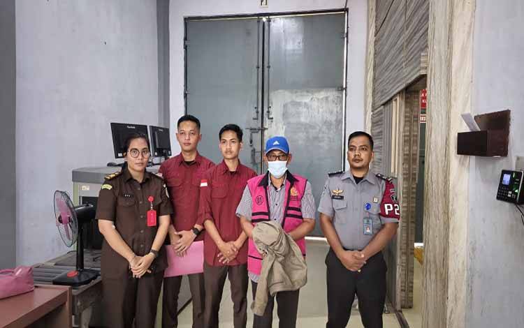 Petugas Kejari Kobar saat mengantarkan tersangka RS (rompi merah muda), untuk ditipkan di Lapas Kepas II Pangkalan Bun