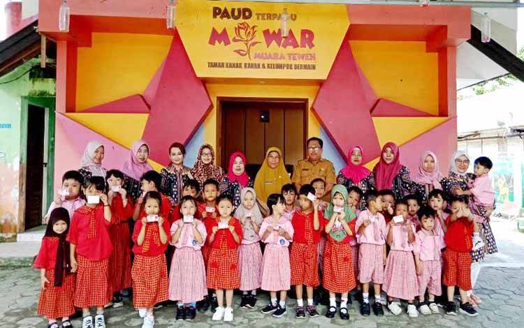Dinas Kependudukan dan Pencatatan Sipil Barito Utara melakukan pelayanan kolektif penerbitan Kartu Identitas Anak (KIA) bagi anak usia sekolah yang berumur di bawah 17 tahun.(foto: Dhani)