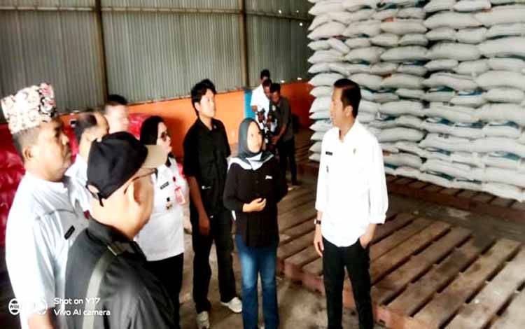 Pj Bupati Barito Utara, Muhlis didampingi Asisten Sekda, kepala perangkat daerah melakukan pengecekan ketersediaan beras di gudang Bulog Muara Teweh jelang bulan puasa ramadhan, Rabu 26 Februari 2025.(foto: Dhani)?