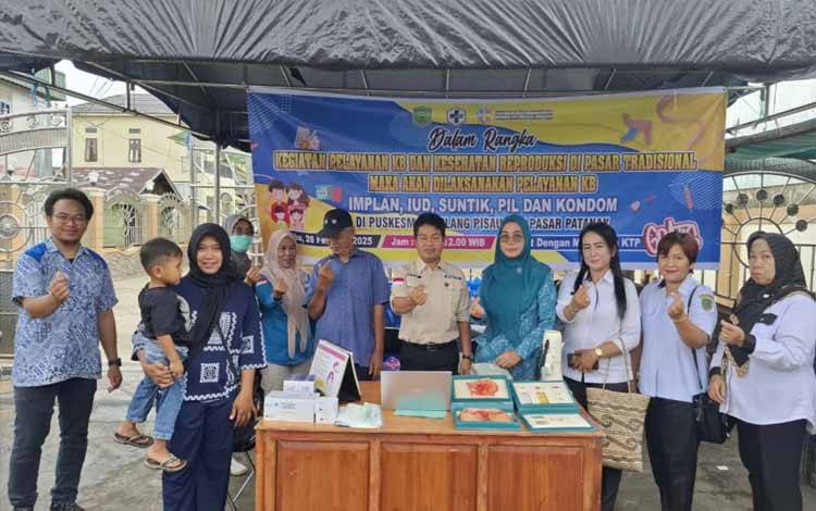 Kepala DP3A2KB Ma'ruf Kurkhi dalam pelaksanaan Pelayanan KB serentak di Pasar tradisional, Rabu, 26 Febuari 2025. ( FOTO : RETHA )