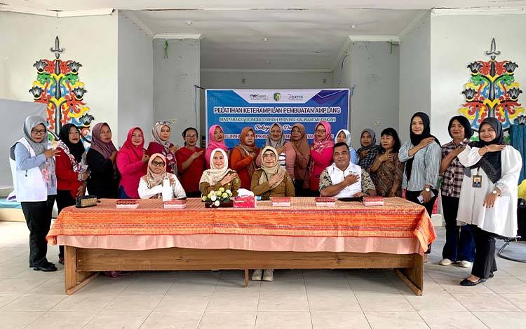 Lurah Kalampangan Yunita Martina (dua dari kiri) berfoto bersama peserta pelatihan pembuatan amplang dan stik ikan (Foto : IST)
