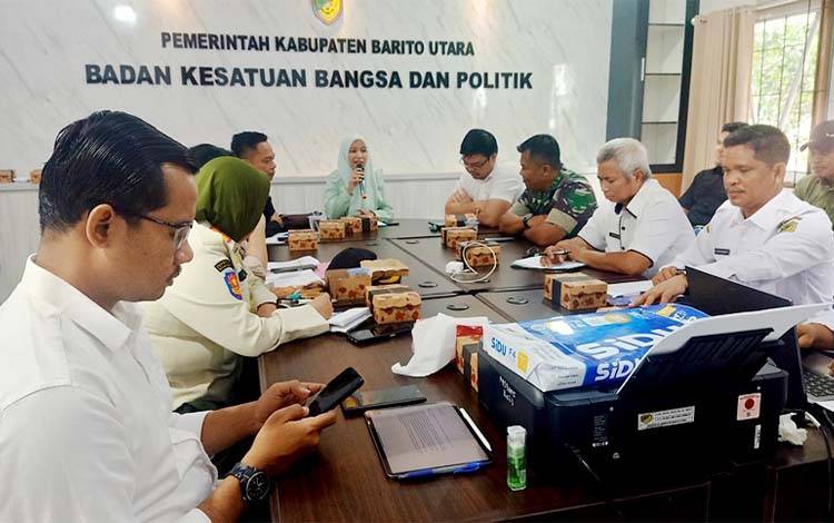 Pemkab Barito Utara melalui Badan KesbangPol setempat bersama dinas instansi terkait melaksanakan rakor terkait PSU, di aula KesbangPol lantai 2. (Foto: Dhani)