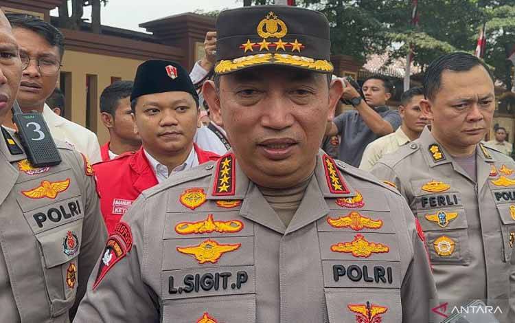 Kapolri Jenderal Listyo Sigit Prabowo saat memberikan keterangan pers di Jakarta, Kamis (27/2/2025). (ANTARA/Rio Feisal)