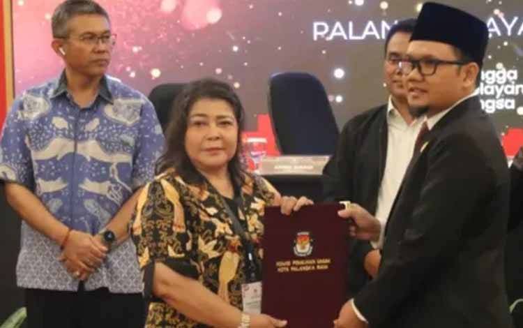 Wakil Ketua II DPRD Kota Palangka Raya, Nenie Adriati Lambung saat menerima hasil Pilkada oleh KPU (FOTO: MARINI)