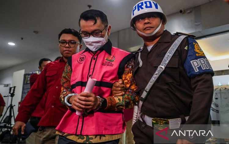 Direktur Pemasaran Pusat dan Niaga Pertamina Patra Niaga Maya Kusmaya (kiri) berjalan memasuki mobil tahanan usai ditetapkan sebagai tersangka kasus dugaan korupsi dalam tata kelola minyak mentah dan produk kilang pada PT Pertamina Subholding dan Kontraktor Kontrak Kerja Sama (KKKS) tahun 2018-2023 di Kejaksaan Agung, Jakarta, Rabu (26/2/2025). ANTARA FOTO/Bayu Pratama S/foc