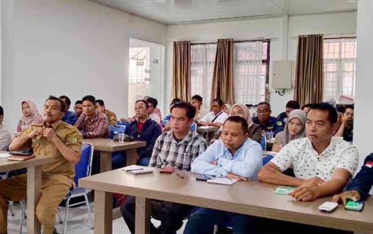 Dinas Sosial PMD Barito Utara menggelar sosialisasi fasilitasi pendaftaran BUMDesa pada E-Katalog LKPP dan pendaftaran Nomor Induk Berusaha (NIB), serta sosialisasi Kepmendes PDT Nomor 3 Tahun 2025 di Aula Dinas Sosial PMD. (Foto: Dhani)