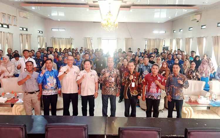 Asisten Sekda Bidang Perekonomian dan Pembangunan, H Gazali bersama narasumber, kepala perangkat daerah dan para peserta sosialisasi foto bersama usai pembukaan kegiatan, di aula BappedaLitbang, Kamis 27 Februari 2025. (Foto: Dhani)