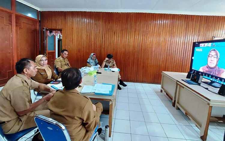 Kadispursip Kalteng didampingi Sekretaris Dinas dan para Kepala Bidang mengikuti Rapat Pembahasan Desk Urusan Perpustakaan dan Kearsipan secara virtual. (FOTO: IST)