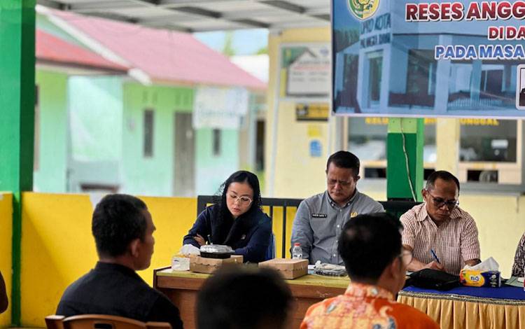 Sekretaris Komisi III DPRD Palangka Raya Rana Muthia Oktaria reses di Kelurahan Bukit Tunggal (Dokumen pribadi untuk Borneonews)