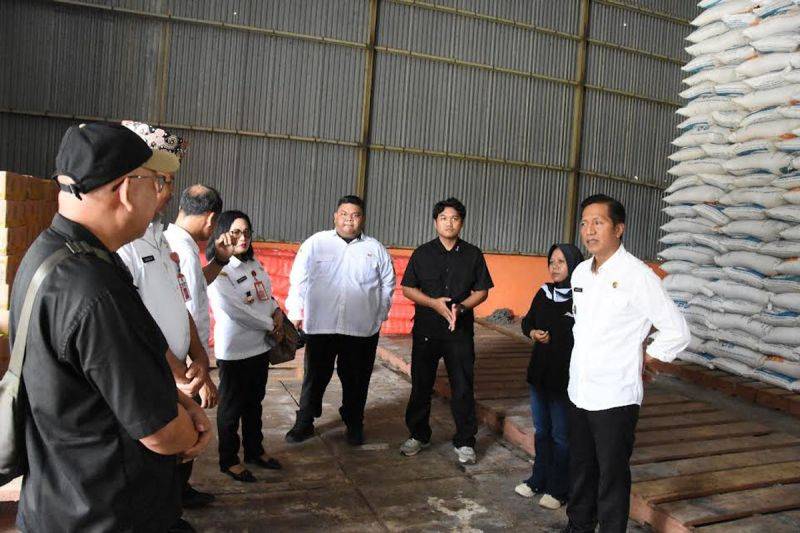 Pj Bupati Muhlis didampingi sejumlah pejabat daerah setempat melakukan pengecekan ketersediaan beras jelang Ramadhan di gudang Bulog Muara Teweh, Rabu (26/2/2025). (ANTARA/HO-Dinas Kominfosandi Barito Utara)