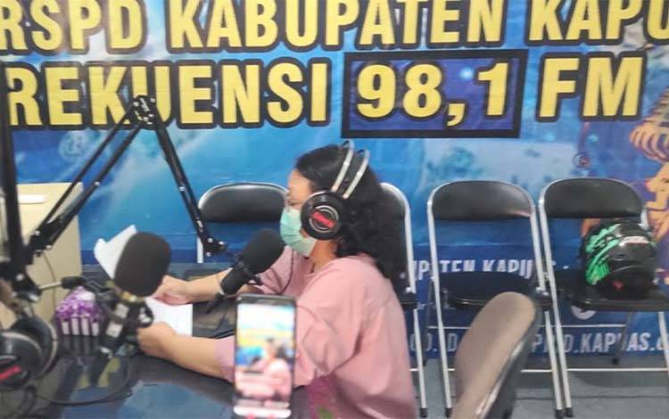 Promkes RSUD Kapuas saat berikan edukasi kesehatan lewat RSPD setempat. (FOTO: IST)