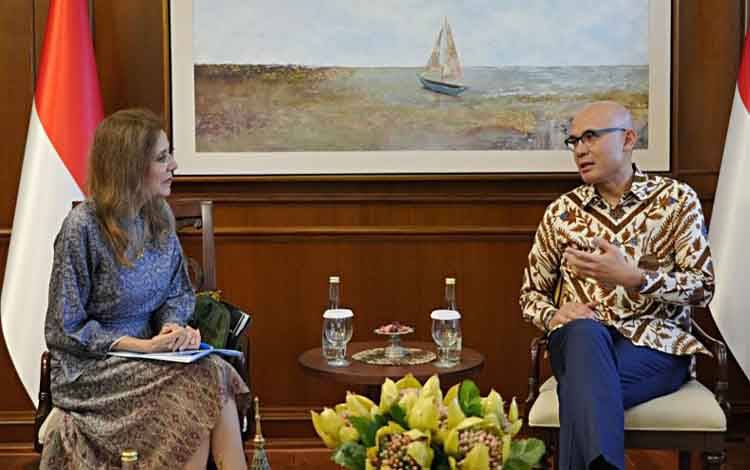 Wakil Menteri Luar Negeri (Wamenlu) RI Arrmanatha Nasir (kanan) bersama Kepala Perwakilan PBB di Indonesia Gita Sabharwal dalam pertemuan di Kementerian Luar Negeri Jakarta, Kamis (27/2/2025). (ANTARA/HO-Kemlu RI)